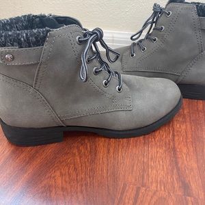 Women’s grey sporto boots size 9 good condtion